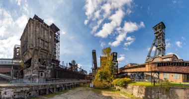 Aşağı Vitkovice endüstriyel kompleksinin bir resmi Hlubina Madencilik Kulesi ve Kola Fırını Bataryası üzerine odaklanmıştır..