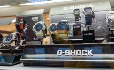Birçok G-Shock saatinin bir dükkanda anlatılan bir resmi..