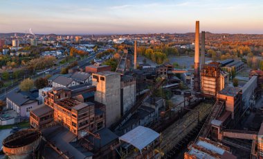 Gün batımında Aşağı Vitkovice endüstriyel kompleksinin bir resmi..