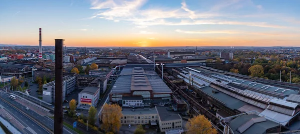 Ostrava 'nın bir sanayi bölgesi olan Vitkovice' nin günbatımında çekilmiş bir panorama resmi..