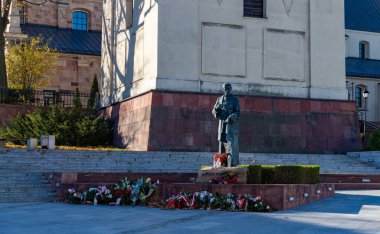 Kielce 'deki Jerzy Popieluszko Anıtı' nın resmi, Kielce Katedrali 'nin yanında..