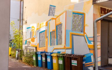 Kielce 'de bir ara sokakta bir grafiti resmi..