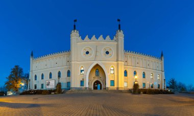 Gün batımında Lublin Kalesi 'nin ön cephesinin bir resmi..