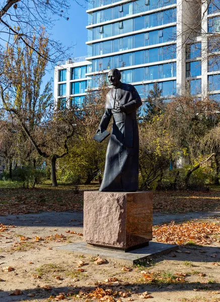 Uma Foto Monumento Padre Idzi Redziszewski Fundador Primeiro Reitor Universidade — Fotografia de Stock