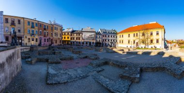 Aziz Mikail Kilisesi 'nin kalıntılarını gösteren Po Farze Meydanı' nın bir resmi..
