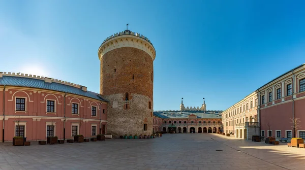 Lublin Şatosu 'nun avlusunun resmi..