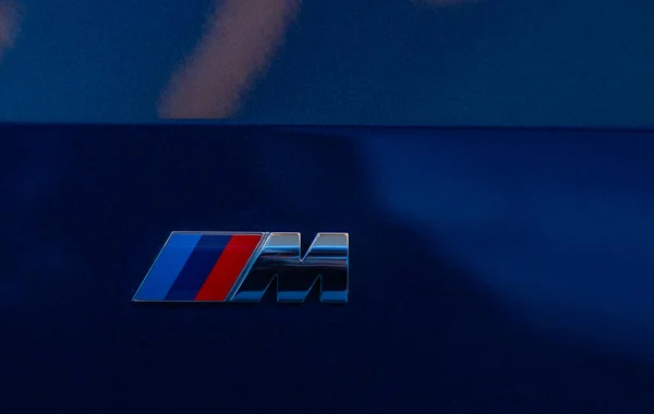 Una Imagen Del Logotipo Bmw Lateral Coche Azul — Foto de Stock