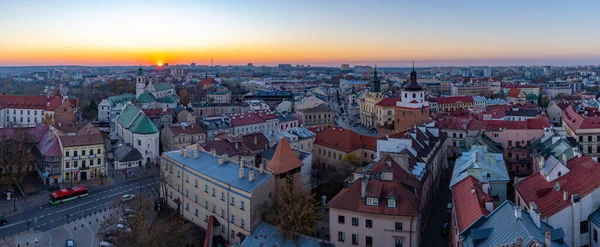 日落时卢布林市的全景 右边是克拉科夫门和市政厅 左边是圣保罗教堂 — 图库照片
