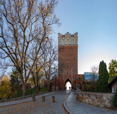 Sonbaharda Opatowska Kapısı 'nın bir resmi..