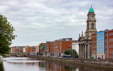 Şehrin batısındaki Dublin nehrinin bir resmi..
