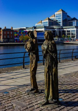 Dublin 'deki Kıtlık Anıtı' nın iki heykelinin resmi..