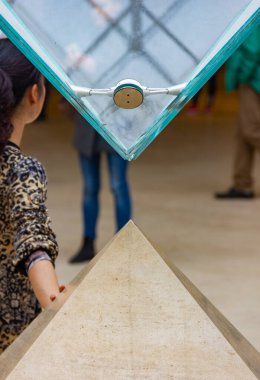 Louvre 'un içindeki ikonik piramitlerin bir resmi..