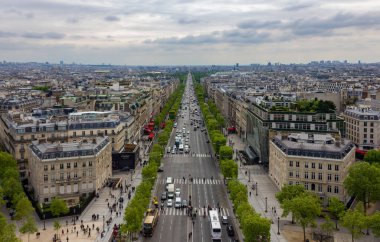 Şanzelize 'nin bir resmi Zafer Takı' nın tepesinden görüldüğü gibi..