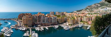 Port de Fontvieille, Monaco 'nun bir panorama resmi.