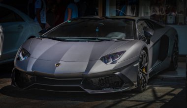 Sokakta park etmiş bir Lamborghini Aventador resmi..