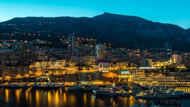 Geceleri Herkül Limanı 'nın (Monaco) doğu yakasının bir resmi..