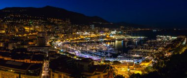 Monako 'nun gece çekilmiş bir panorama resmi, Prens' in Sarayı 'ndan görüldüğü gibi..