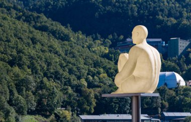Andorra la Vella 'ya bakan Yedi Şair Heykeli' nin bir resmi.