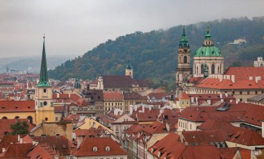 Prag 'daki Mala Strana bölgesinin çatılarının resmi..