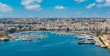 Valletta 'nın bir parçası olan Manoel Adası Yat Marina' nın resmi..