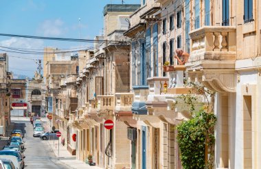 Valletta banliyölerinin bej renkli cephelerinin bir resmi..