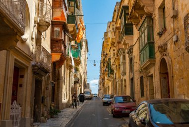 Valletta yarımadasının ön cephesindeki binanın bir resmi..