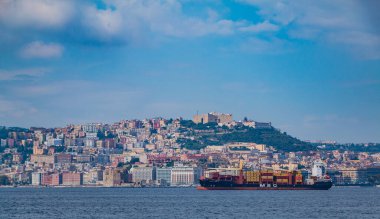 Körfezde bir kargo gemisiyle Napoli şehrinin resmi..
