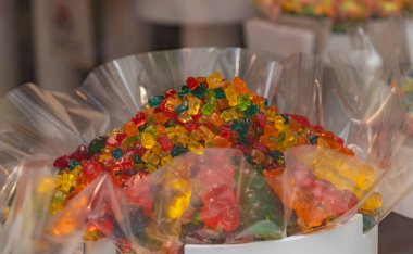 Bir dükkanda sergilenen ayıcıklı jelibonların resmi..