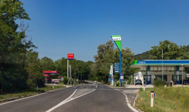 Slovenya 'da birbirine bakan iki farklı benzin istasyonu - Petrol ve OMV - resmi.