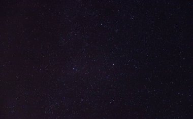 Yıldızlı gökyüzünün ve Cassiopeia takımyıldızının bir resmi Ljubljana civarındaki kırsal alanda çekildi..