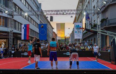 Ljubljana 'da özel bir etkinlikte 3' e 3 basketbol oynayan iki takımın resmi..