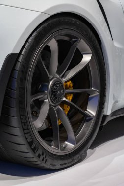 Berlin 'deki bir tamirhanede yakalanan bir Porsche 911 GT3 RS' nin yakın plan fotoğrafı..