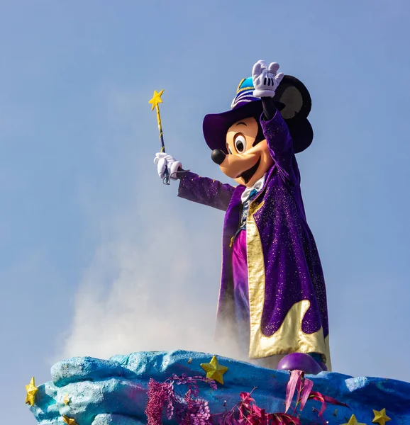 Una Foto Mickey Mouse Feliz Montando Encima Desfile —  Fotos de Stock