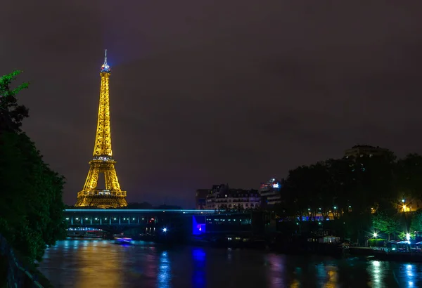 Uma Foto Torre Eiffel Iluminada Noite — Fotografia de Stock