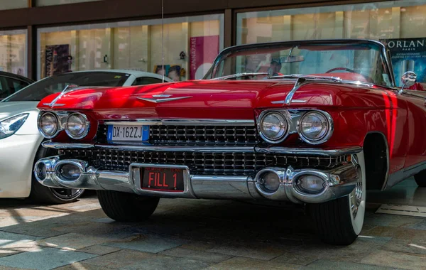 Una Foto Parte Delantera Cadillac Rojo 1959 Serie Convertible — Foto de Stock