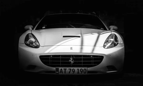 Czarno Biały Obraz Frontalnego Wglądu Białego Ferrari California — Zdjęcie stockowe