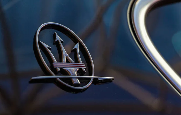 Una Imagen Primer Plano Del Logotipo Maserati Parte Posterior Vehículo — Foto de Stock