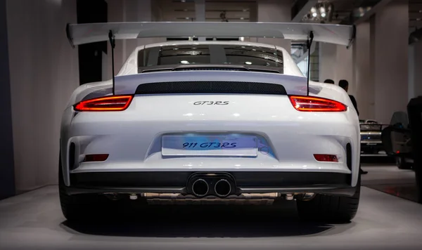 Porsche 911 GT3 RS 'nin dikiz görüntüsü, Berlin' deki bir tamirhanede çekildi..