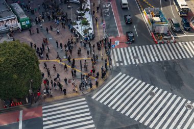Shibuya Geçidi 'nin bir resmi, yukarıdan Tokyo' da görüldüğü gibi..