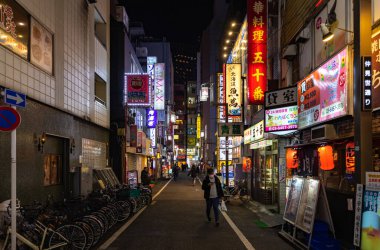 Gece Kabukicho 'da bir caddenin resmi (Tokyo).