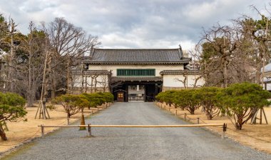 Nijo Kalesi 'nin girişlerinden birinin yanında bir resim..