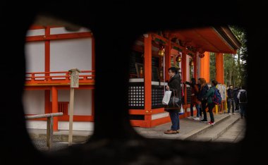 Fushimi Inari Taisha Tapınağı 'ndaki insanların bir fotoğrafı..