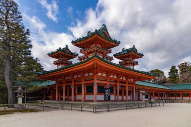 Heian Tapınağı 'nın köşesindeki kalelerden birinin resmi..