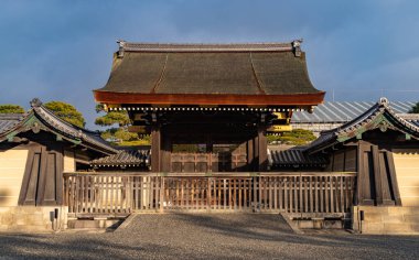 Kyoto İmparatorluk Sarayı 'nın yan girişlerinden birinin resmi..