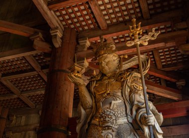 Todai-ji Tapınağı 'nın içindeki Bishamonten heykelinin resmi..