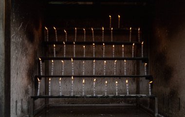 Kinkaku-ji Tapınağı 'nın binasında yanan bir mum resmi..