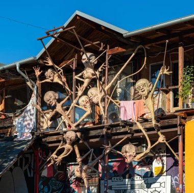 Metelkova Sanat Merkezi 'ndeki korkunç heykellerin resmi..