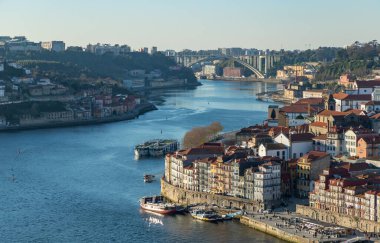 Porto ve Douro Nehri 'nin gündüz çekilmiş bir resmi..