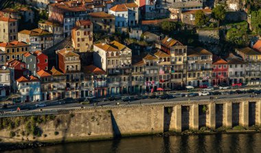 Porto 'daki Douro Nehri' nin yanındaki bir sıra evin resmi..