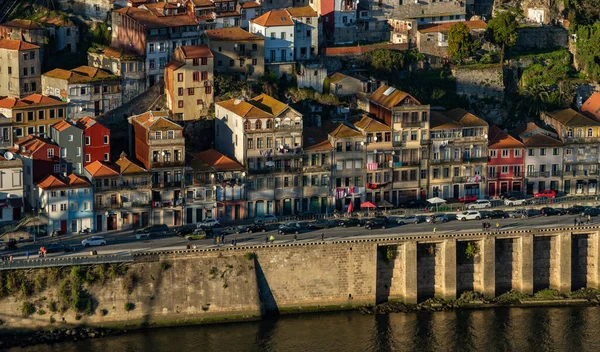 Een Foto Van Een Rij Huizen Naast Rivier Douro Porto — Stockfoto